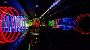 bar-black-walls-corridor-neon-light-feature-nightlife-nulty