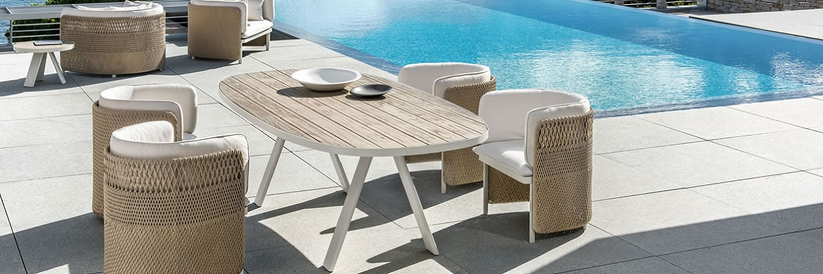 Linee grafiche e stile contemporaneo per i tavoli da giardino firmati Ethimo: arredare l'outdoor tra design e funzionalità