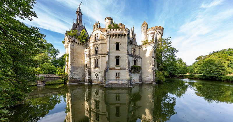 Common Ruins. Una struttura turistico-ricettiva d'avanguardia nelle rovine di un castello gotico nella Loira