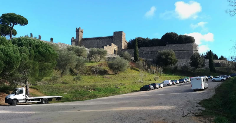 Montalcino: un polo scolastico, un parcheggio e una zona espositiva, strategie di riqualificazione per l'area dello "Spuntone"