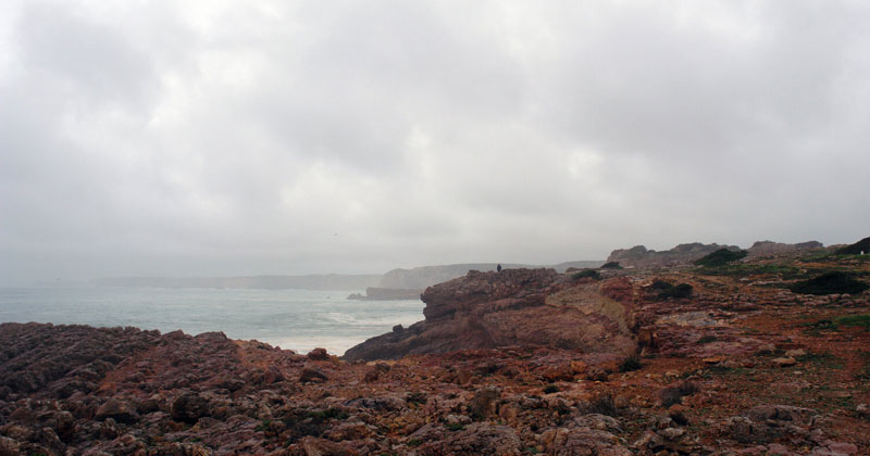 Site Mirador. Un belvedere per contemplare il paesaggio tra i resti della batteria militare Zavial in Portogallo