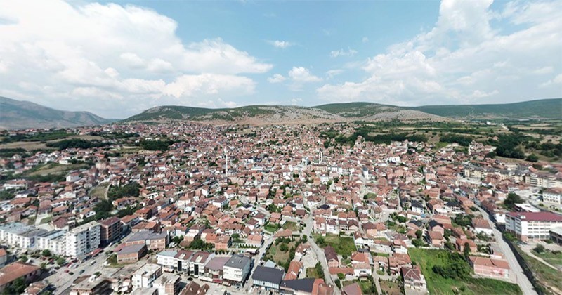 La piazza principale di Rahovec, in Kosovo, è da ridisegnare