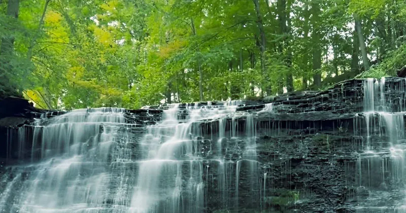 Un rifugio nel contesto naturale e storico delle Howard Falls, USA