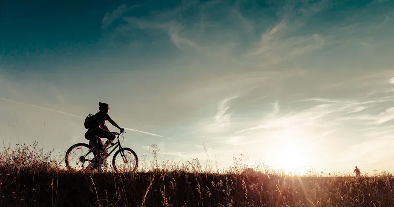 Un lungo percorso ciclabile tra le colline piemontesi, patrimonio Unesco