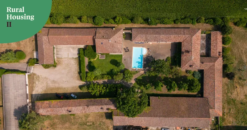 Riuso adattivo nelle campagne del pavese: 2 duplex nell'ex stalla di Cascina Maest&agrave;