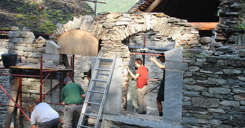 Workshop di architettura tradizionale in pietra nel villaggio piemontese di Ghesc