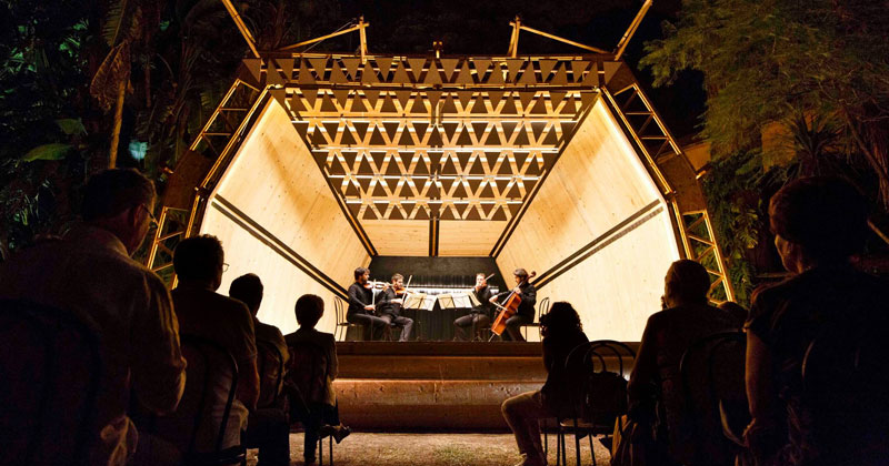 Architettura temporanea per lo spettacolo: una camera acustica per il festival Villa Pennisi in Musica