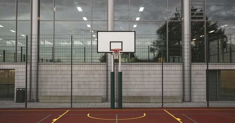 Il vetro negli impianti sportivi: norme, sistemi costruttivi e il caso Derthona Arena raccontato da Barreca & La Varra