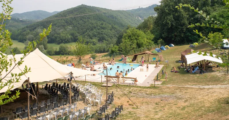 Costruire ombra nel campeggio sociale di Costa Vescovato (AL)