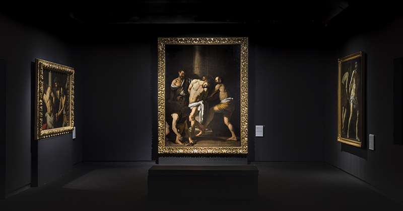 Il mondo di Caravaggio a Napoli nell'allestimento tra ombra e penombra di COR Arquitectos e Flavia Chiavaroli