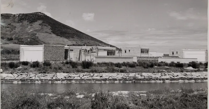 Carlo De Carli e il Villaggio Milano. La mostra a La Caletta, in Sardegna
