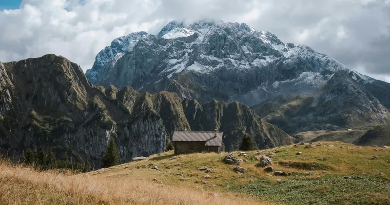 Architetture minime ad alta quota: 100 anni del bivacco alpino raccontati da Luca Gibello