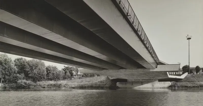 Attraverso l'Arno: quattro ponti per raccontare la Firenze del '900