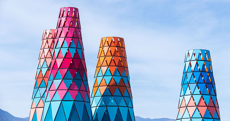 Coachella Festival. Le torri colorate di Francis Kéré e la sua filosofia progettuale sostenibile