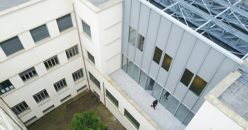 Innesto neutro ma con "carattere" per l'architettura anni '30: a Padova l'ingresso a Scienze del Farmaco firmato studio ENA