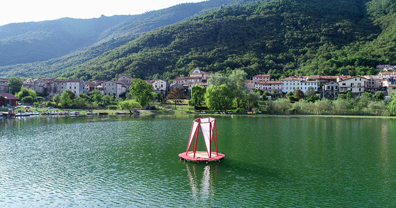 Floating Pavilion. Abitare sull'acqua riciclando i fusti della birra, la proposta di 65 studenti per W.A.Ve 2019