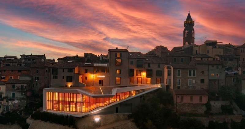 Peccioli (Pisa), inaugurato il «Palazzo senza tempo» firmato Mario Cucinella Architects