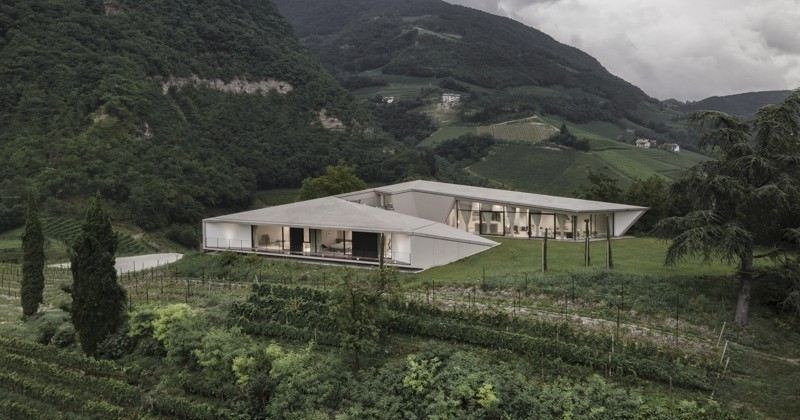 Una villa come un nastro tra i vigneti, a Termeno (Bz) il progetto firmato Peter Pichler Architecture