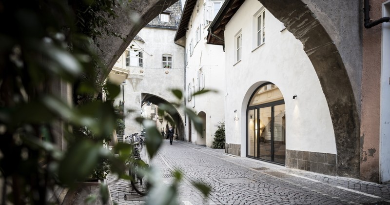 Bolzano: il passato mercantile dell'antica strada riemerge nel bistrot firmato noa*