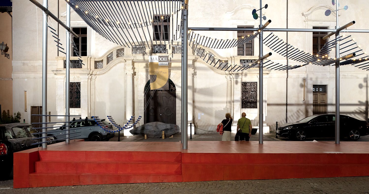 Dandalò, l'installazione di Atelier Remoto per dondolare davanti al MAXXI L'Aquila