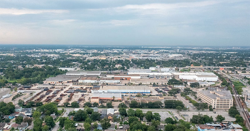 Texas, un parco industriale lungo il corso d'acqua naturale di Houston