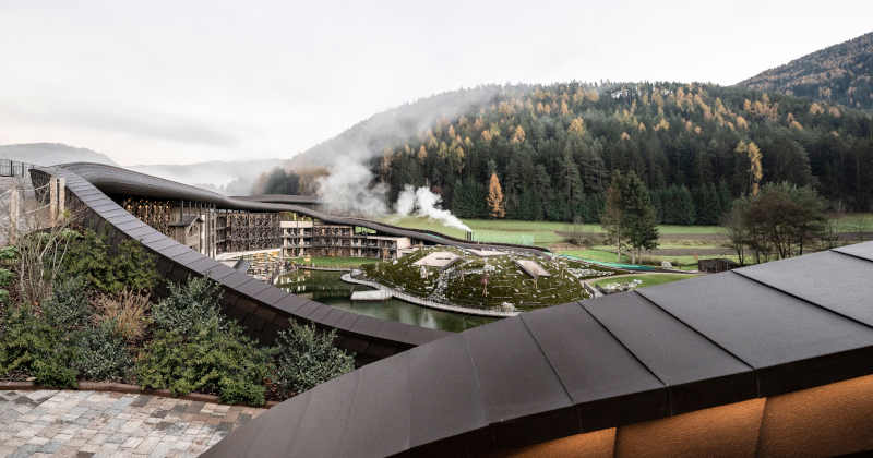 In Val Pusteria l''hotel col tetto-collina su cui si scia e si pattina, il progetto firmato noa*