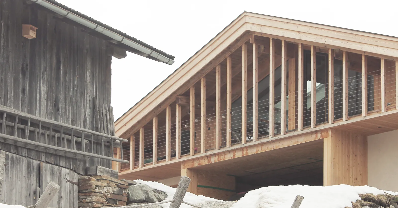 La casa di Lisa e Bert, l'antico maso alpino tra legno, archetipi e trasparenze