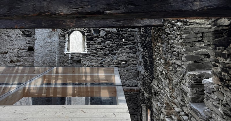 Prazzo (Cn), nell'antica struttura medievale Dario Castellino sospende una capsula abitativa