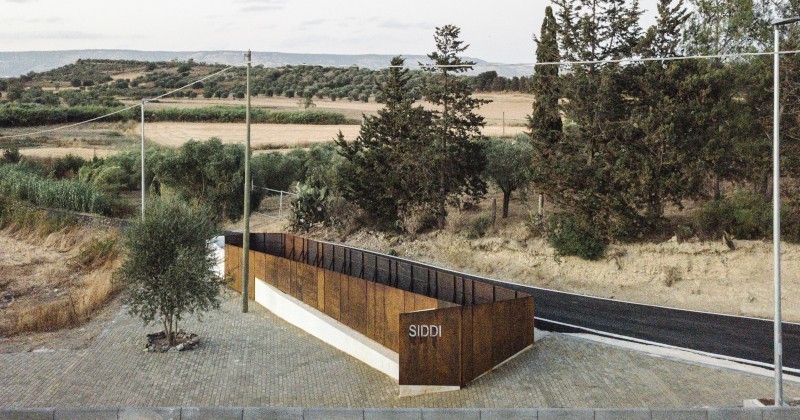 Siddi, la nuova porta del borgo celebra il legame con la terra nel progetto di Martino Picchedda
