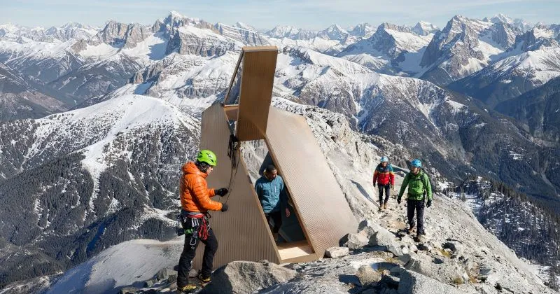 Da Carlo Ratti Associati il bivacco autosufficiente e discreto che nasce dalla scansione 3D delle rocce