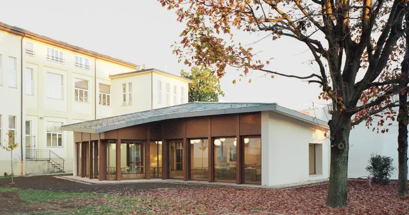 Lurate Caccivio (Co), la mensa di Larchs come padiglione nel verde