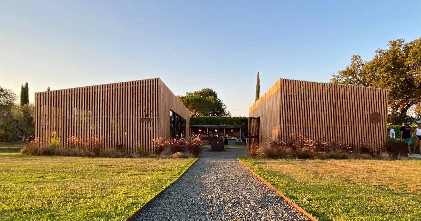 Il cielo di Bolgheri come tetto: l'allestimento di q-bic per Podere Arduino