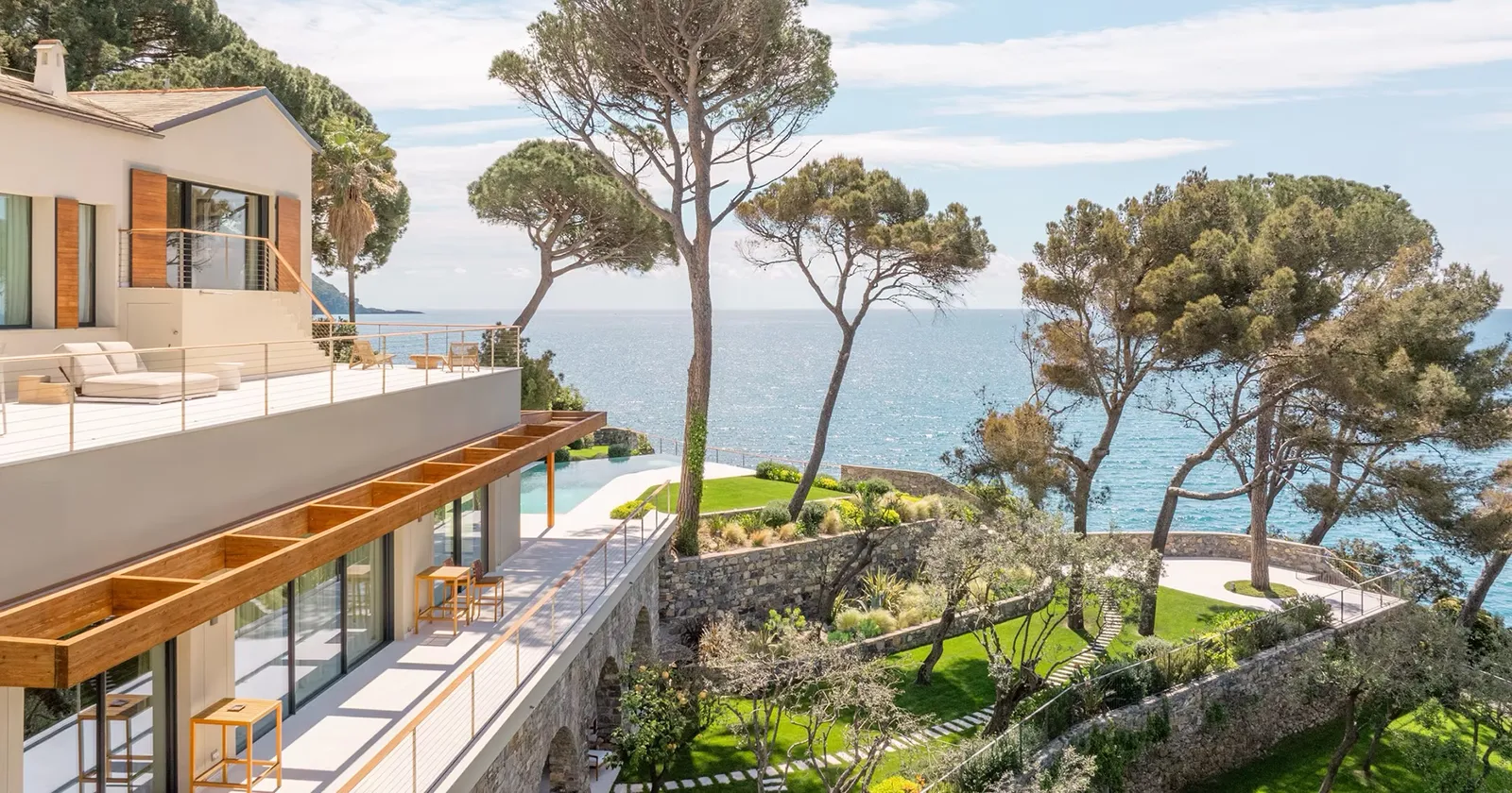 A Recco (Ge) la villa plasmata dal parco terrazzato, una fusione intima tra architettura, paesaggio e interior design