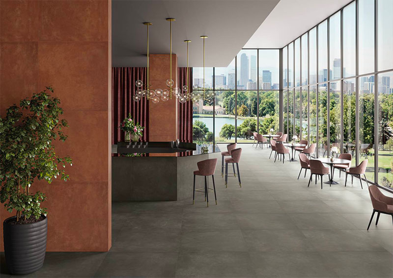 Keope Plate anthracite | Elegante ristorante realizzato con Plate: a pavimento Anthracite (120x120), a parete la finitura ramata Copper, nel formato120x120.