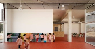 Spain: Nursery School and Kindergarten between palms, Los Alcázares, Murcia - COR & asociados