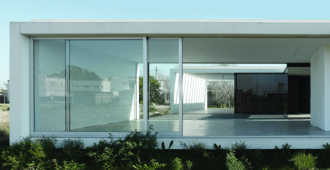 Argentina: Casa suburbana en Gonnet - Bernardo Rosello