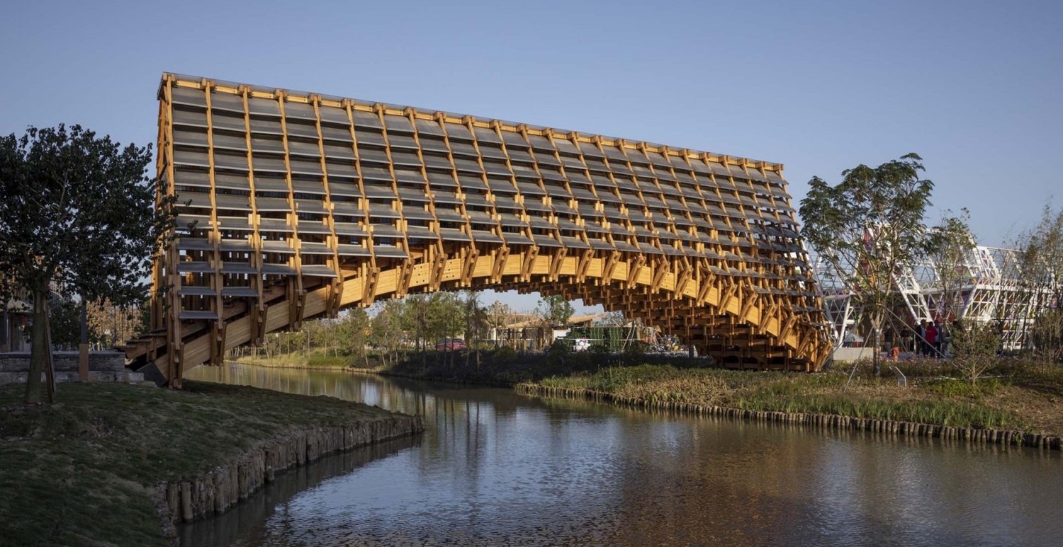 China: Puente peatonal de madera - LUO Studio
