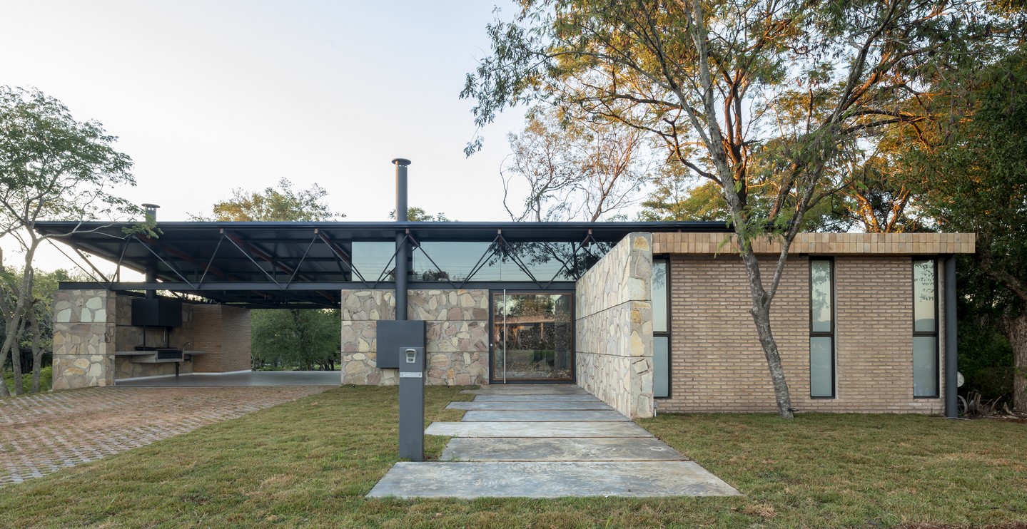 Paraguay: Casa de Piedra - Meraki Arquitectura + Diseño