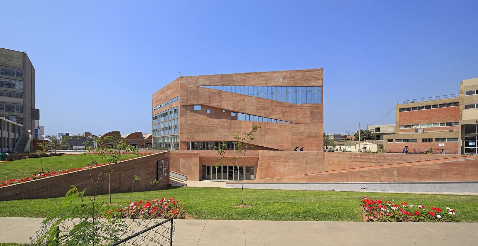 Bilblioteca en la Pontificia Universidad Católica del Perú - Llosa Cortegana Arquitectos