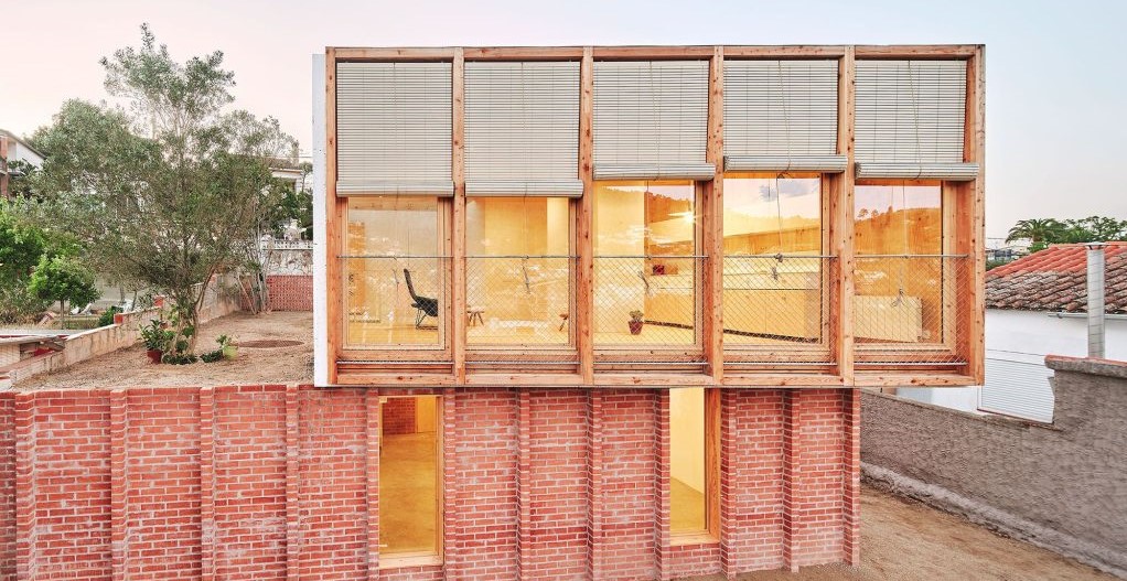 España: Casa sobre un zócalo de ladrillo - Ágora Arquitectura