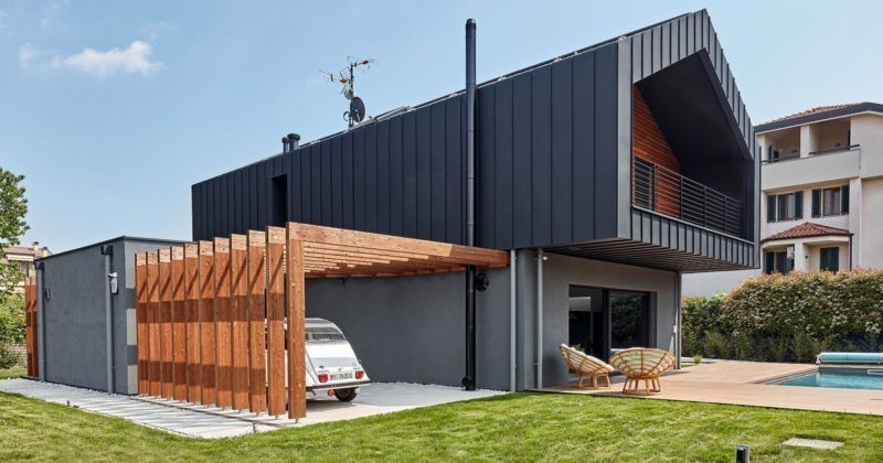 Una villa in legno dal design essenziale