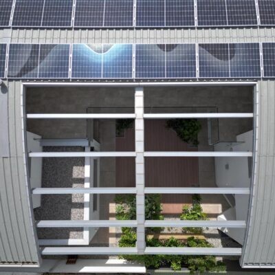 Una casa in legno, tra memoria industriale e paesaggio domestico