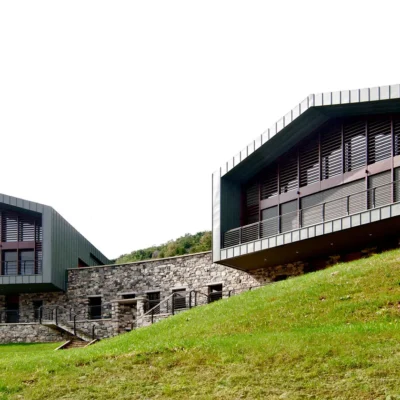 Case in collina con vista sul lago