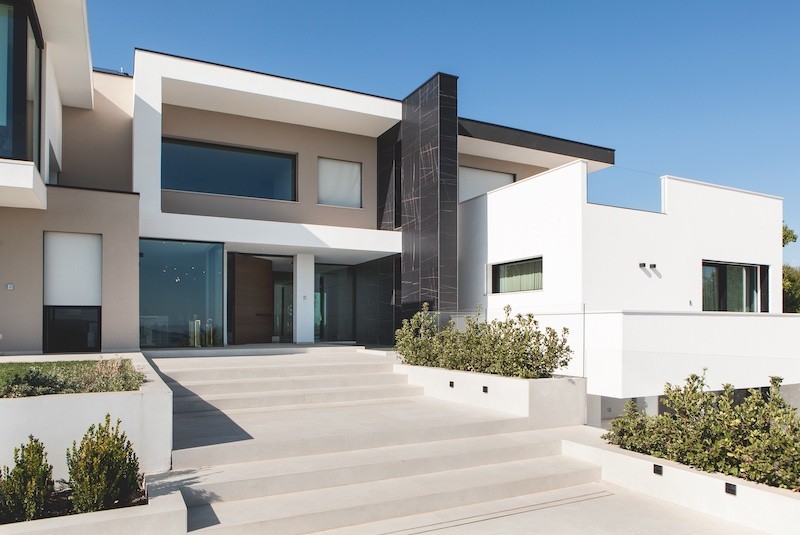 Villa Orizzonte sulle colline della Riviera del Conero, focus sulle porte blindate a bilico Synua 3TT di Oikos Venezia. Progetto della studio M3 Progetti