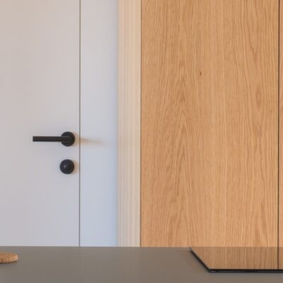 Le porte filo muro di Ermetika per il progetto di DESI Architettura