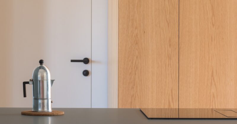Le porte filo muro di Ermetika per il progetto di DESI Architettura