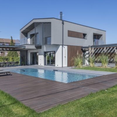 Luce, legno e vita all'aperto: una villa contemporanea a Robbio