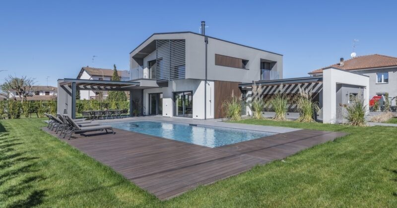 Luce, legno e vita all'aperto: una villa contemporanea a Robbio