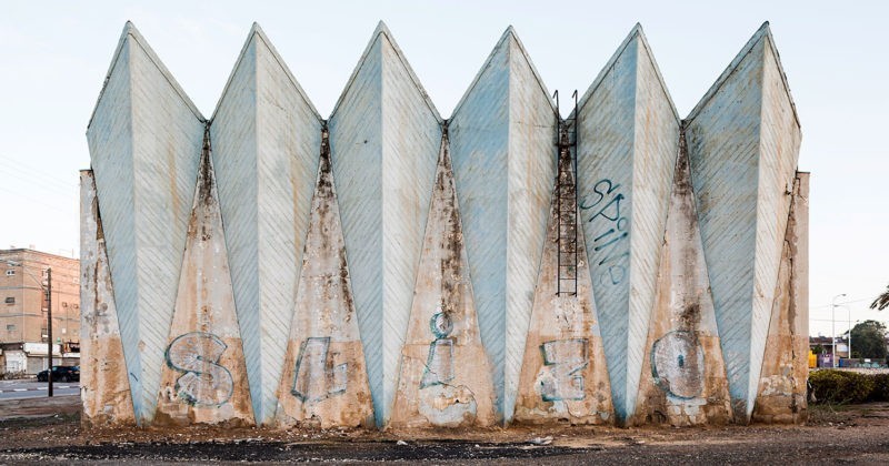 Viaggiare per immagini #8. L'architettura brutalista della desertica Be'er Sheva (Israele) ritratta da Stefano Perego